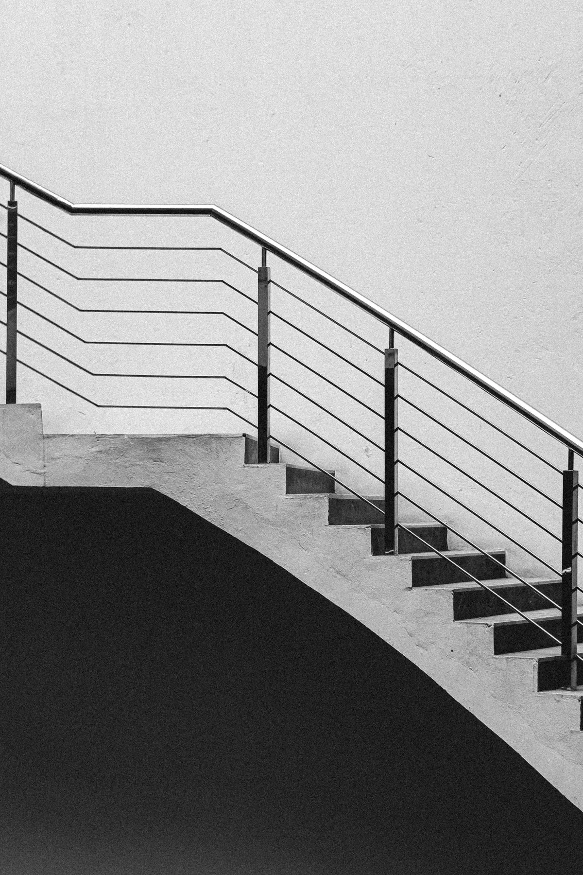 Escalier à garde-corps en acier, lisses horizontales.